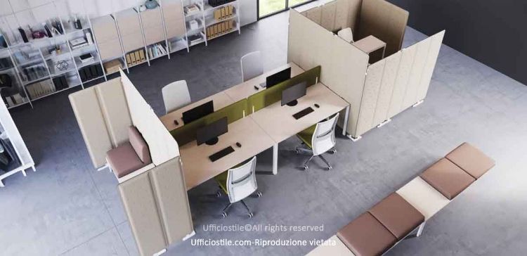 Postazione operativa acustica da 560 x 200 x 160 cm composta da bench operativo da 280 x 122,5 cm con struttura in acciaio verniciato e piani in truciolare ecologico melaminico, pannelli frontali e verticali fonoassorbenti in fibra di poliestere riciclata rivestita in tessuto ignifugo Trevira CS®, supporti free-standing e zona relax integrata con seduta imbottita e tavolino.