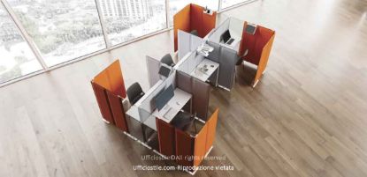 Workstation operativa per sei postazioni composta da scrivanie a ponte da 120 cm con struttura metallica verniciata a polveri epossidiche, piani melaminici spessore 18 mm bordati in ABS, pannelli divisori fonoassorbenti in tessuto ignifugo Trevira CS e pannelli trasparenti in vetro, per dimensioni complessive 360 x 240 x 120 cm.