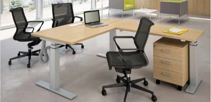 Scrivania angolare regolabile in altezza da 160 x 160 cm, composta da piano 160 x 80 cm e allungo sospeso destro o sinistro da 80 x 60 cm elevabili da 67,3 a 134,8 cm, con piani in conglomerato ligneo spessore 30 mm rivestiti in carta melaminica antiriflesso, struttura metallica a colonna telescopica con gambe a T rovesciata, flap passacavi, vertebra regolabile e cassettiera su ruote a tre cassetti con serratura.