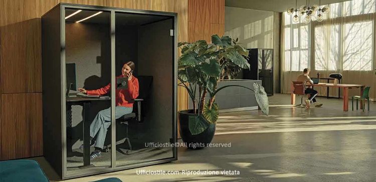 Cabina acustica work per una persona da 163 x 137 x 215 cm, con finitura esterna nero opaco, interno in tessuto grigio fonoassorbente, porta in vetro stratificato ad alta insonorizzazione, base regolabile, luce LED 2700 K, ventilazione silenziosa, quattro prese 230V, due porte USB type A e type C e isolamento acustico fino a 41 dB.