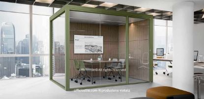Cabina meeting acustica autoportante per 4 persone, configurazione 3x2, con struttura in alluminio verniciato verde oliva, pareti in vetro stratificato acustico su tre lati, parete cieca in legno impiallacciato, soffitto fonoassorbente con ventilazione integrata, illuminazione LED con sensore di presenza e isolamento acustico fino a 36 dB.