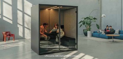 Cabina acustica meeting per open space e coworking, progettata per 2-4 persone, con dimensioni esterne 204 x 138 x 215 cm, panche fisse in melaminico nero, tavolo integrato regolabile elettricamente in altezza, illuminazione LED, ventilazione, prese elettriche e LAN, pareti fonoassorbenti e isolamento acustico certificato 25,3 dB in Classe B secondo ISO 23351-1.