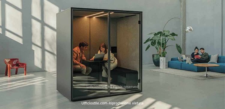 Cabina acustica meeting per open space e coworking, progettata per 2-4 persone, con dimensioni esterne 204 x 138 x 215 cm, panche fisse in melaminico nero, tavolo integrato regolabile elettricamente in altezza, illuminazione LED, ventilazione, prese elettriche e LAN, pareti fonoassorbenti e isolamento acustico certificato 25,3 dB in Classe B secondo ISO 23351-1.