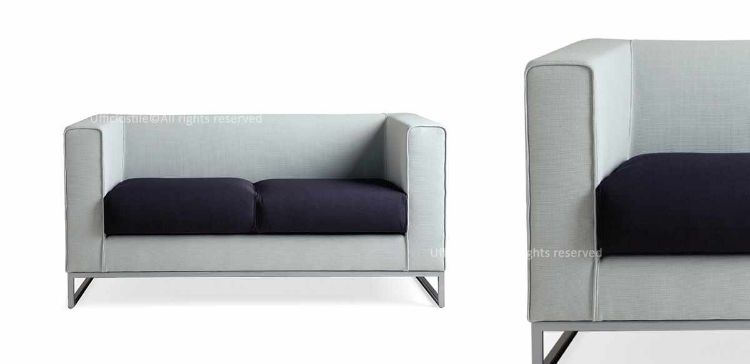 Divano attesa bicolore per ufficio, reception e aree conversazione, con larghezza 136 cm, struttura portante in acciaio verniciato colore alluminio e rivestimento tecnico impermeabile con backing in poliestere Ultra Hi-Loft2™, trattamento PERMABLOK3® e certificazione di reazione al fuoco del rivestimento.