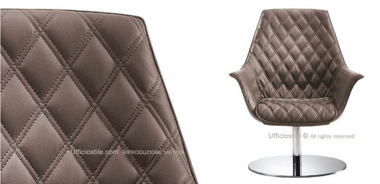 Poltrona Kim girevole per ufficio, aree attesa e visitatori, con schienale medio, base disco in acciaio cromato, seduta lounge avvolgente e rivestimento tecnico in ecopelle con certificazione di reazione al fuoco del rivestimento.