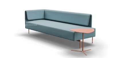 Divanetto penisola 3 posti per ufficio, aree attesa e lounge aziendali, con schienale liscio, struttura portante in acciaio verniciato arancio e rivestimento tecnico in P.V.C. plastificato e cotone con certificazione di reazione al fuoco del rivestimento
