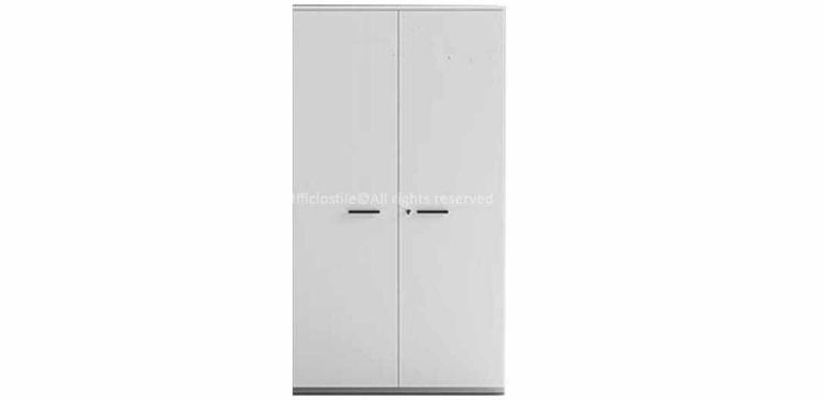 Contenitore alto per ufficio con 2 ante, realizzato in conglomerato ligneo con rivestimento melaminico, struttura in folding con fondo interno, bordi in ABS e finiture disponibili in bianco, alluminio, antracite, rovere, noce Maroncelli, terra d’ombra o nero opaco.
