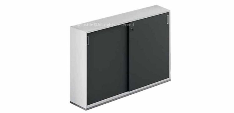 Contenitore medio per ufficio con ante scorrevoli, struttura in conglomerato ligneo con rivestimento melaminico, fianchi e schiene da 18 mm, ripiani da 25 mm, bordi perimetrali in ABS e piedini livellatori in nylon nero.