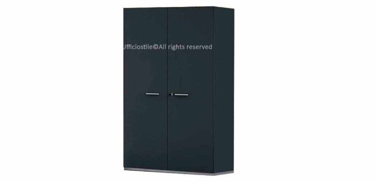 Contenitore medio per ufficio con anta piena, realizzato in conglomerato ligneo da 18 mm con rivestimento melaminico, schiene fresate, bordi perimetrali in ABS e piedini livellatori in nylon nero.