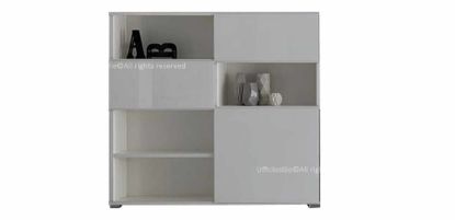 Libreria per ufficio con ante scorrevoli in vetro retrolaccato bianco, scocca e ripiani in conglomerato ligneo con rivestimento melaminico bianco, binario in alluminio anodizzato e piedini livellatori finitura alluminio.