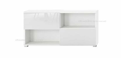Libreria bassa per ufficio con ante scorrevoli in vetro retrolaccato bianco, scocca e ripiani in conglomerato ligneo con rivestimento melaminico bianco, bordi frontali in ABS, binario in alluminio anodizzato e piedini livellatori finitura alluminio.