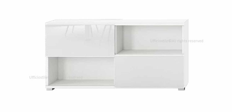 Libreria bassa per ufficio con ante scorrevoli in vetro retrolaccato bianco, scocca e ripiani in conglomerato ligneo con rivestimento melaminico bianco, bordi frontali in ABS, binario in alluminio anodizzato e piedini livellatori finitura alluminio.
