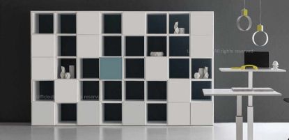 Libreria componibile per ufficio con ante e vani a giorno, struttura in conglomerato ligneo con rivestimento melaminico bianco, fianchi e ripiani da 38 mm, ante in diverse finiture melaminiche, bordi perimetrali in ABS e piedini livellatori regolabili dall’interno.