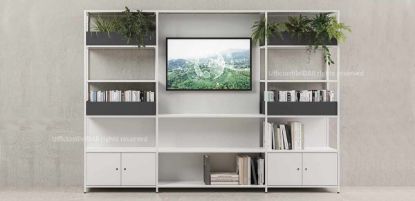 Libreria modulare per ufficio con ante battenti, struttura in tubolare d’acciaio verniciato, ripiani e schiene in lamiera piegata, contenitori metallici colorati, cerniere rallentate, maniglie incassate in ABS e piedini livellatori in ABS nero.