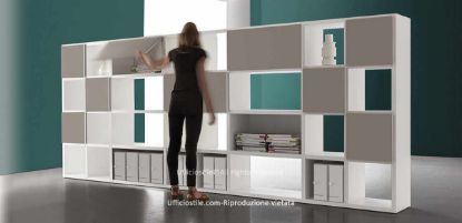 Libreria componibile per ufficio con ante a ribalta, struttura in conglomerato ligneo con rivestimento melaminico bianco, fianchi e ripiani da 38 mm, ante in diverse finiture melaminiche, bordi perimetrali in ABS e piedini livellatori regolabili dall’interno.