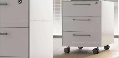Cassettiera metallica per ufficio con tre cassetti carenati, frontali in metallo, apertura con maniglie, scorrimento su guide a rulli, rientro ammortizzato e serratura per la custodia sicura di documenti e materiali di lavoro.