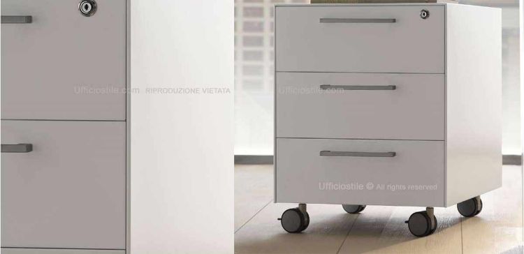 Cassettiera metallica per ufficio con tre cassetti carenati, frontali in metallo, apertura con maniglie, scorrimento su guide a rulli, rientro ammortizzato e serratura per la custodia sicura di documenti e materiali di lavoro.
