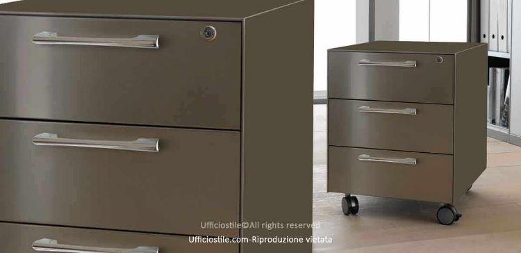 Cassettiera metallica per ufficio con tre cassetti carenati, struttura e frontali in metallo, apertura con maniglie, scorrimento su guide a sfera, rientro ammortizzato e serratura per archiviazione sicura sotto scrivania.