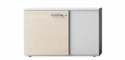 Contenitore basso per ufficio con 2 ante, realizzato in truciolare nobilitato con resine melaminiche antiriflesso, fondo da 28 mm con funzione di zoccolo, bordi in ABS, piedini regolabili e cerniere in acciaio nichelato opaco con apertura a 110°.