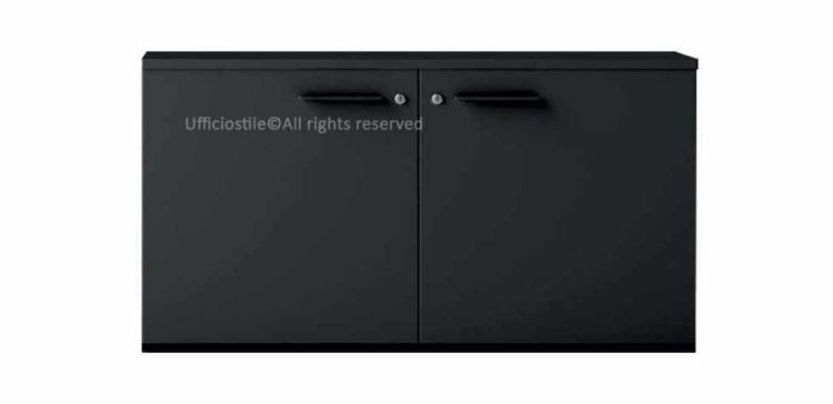 Madia bassa per ufficio da 120 cm con 2 ante, realizzata in truciolare nobilitato con resine melaminiche antiriflesso, fondo da 28 mm con funzione di zoccolo, bordi in ABS, piedini regolabili e cerniere in acciaio nichelato opaco con apertura a 110°.