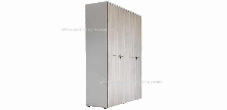 Contenitore alto per ufficio h 233 cm con 4 ante battenti, realizzato in truciolare nobilitato con resine melaminiche antiriflesso, fondo da 28 mm con funzione di zoccolo, bordi in ABS, piedini regolabili, cerniere in acciaio nichelato opaco e top di finitura.