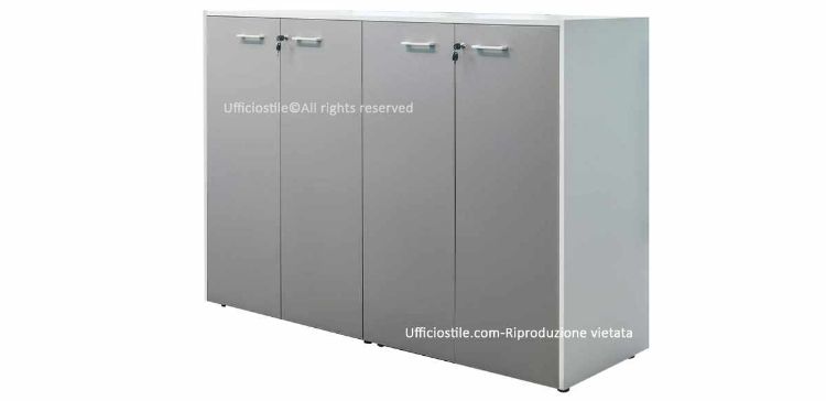 Armadio contenitore per ufficio h 118 cm con 4 ante battenti, realizzato in truciolare nobilitato con resine melaminiche antiriflesso, fondo da 28 mm con funzione di zoccolo, bordi in ABS, piedini regolabili e cerniere in acciaio nichelato opaco con apertura a 110°.