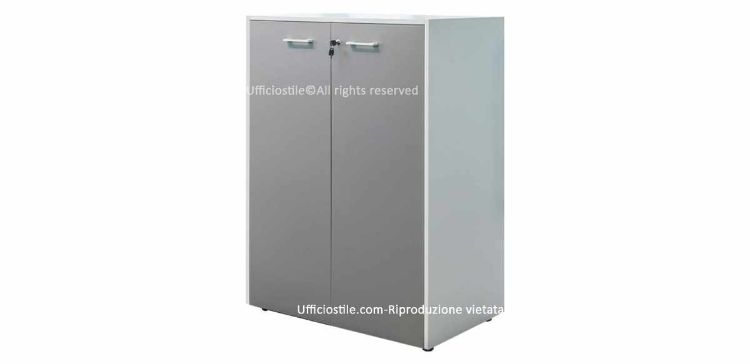 Contenitore per ufficio h 118 cm con 2 ante battenti, realizzato in truciolare nobilitato con resine melaminiche antiriflesso, fondo da 28 mm con funzione di zoccolo, bordi in ABS, piedini regolabili e cerniere in acciaio nichelato opaco con apertura a 110°.