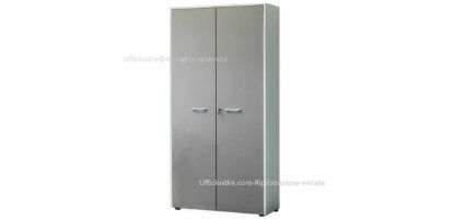 Armadio contenitore per ufficio h 233 cm con 2 ante battenti, realizzato in truciolare nobilitato con resine melaminiche antiriflesso, fondo da 28 mm con funzione di zoccolo, bordi in ABS, piedini regolabili, cerniere in acciaio nichelato opaco, fianchi e top di finitura.