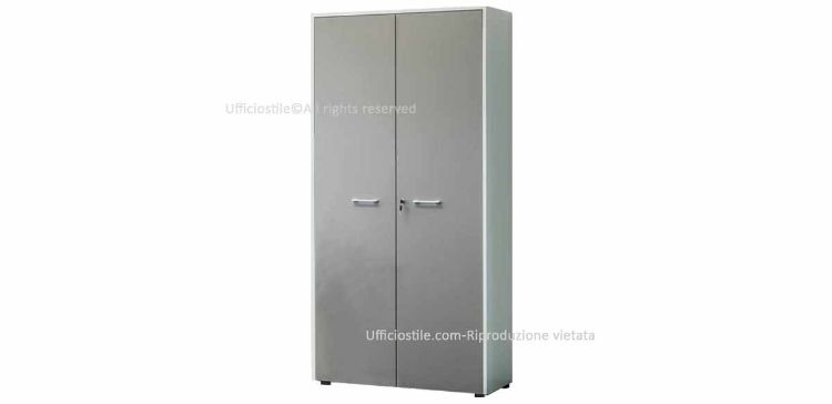 Armadio contenitore per ufficio h 233 cm con 2 ante battenti, realizzato in truciolare nobilitato con resine melaminiche antiriflesso, fondo da 28 mm con funzione di zoccolo, bordi in ABS, piedini regolabili, cerniere in acciaio nichelato opaco, fianchi e top di finitura.
