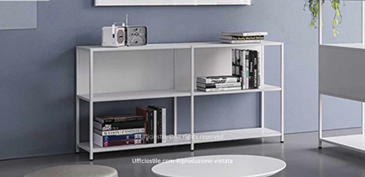Libreria modulare bassa per ufficio h 84 cm, con fianchi terminali e intermedi in tubolare d’acciaio verniciato, ripiani e schiene in lamiera piegata, schiene posizionabili liberamente e piedini livellatori in ABS nero.