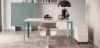 Composizione smart office con scrivania da 160 cm con piano in conglomerato ligneo spessore 38 mm rivestito in melaminico, gambe in lamiera piegata con piedini livellatori, cassettiera metallica su ruote con serratura centralizzata e sistema antiribaltamento, e modulo contenitore a quattro ante push-pull realizzato in melaminico o MDF nero opaco.