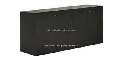 Contenitore basso per ufficio h 81 cm con 4 ante battenti, realizzato in truciolare nobilitato con resine melaminiche antiriflesso, fondo da 28 mm con funzione di zoccolo, bordi in ABS, piedini regolabili, cerniere in acciaio nichelato opaco e top di finitura incluso.