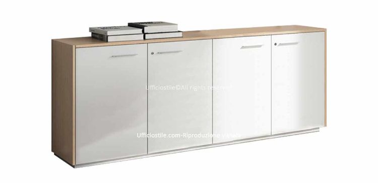 Armadio contenitore basso per ufficio h 81 cm con 4 ante battenti, realizzato in truciolare nobilitato con resine melaminiche antiriflesso, fondo da 28 mm con funzione di zoccolo, bordi in ABS, piedini regolabili, cerniere in acciaio nichelato opaco, top e fianchi di finitura inclusi.