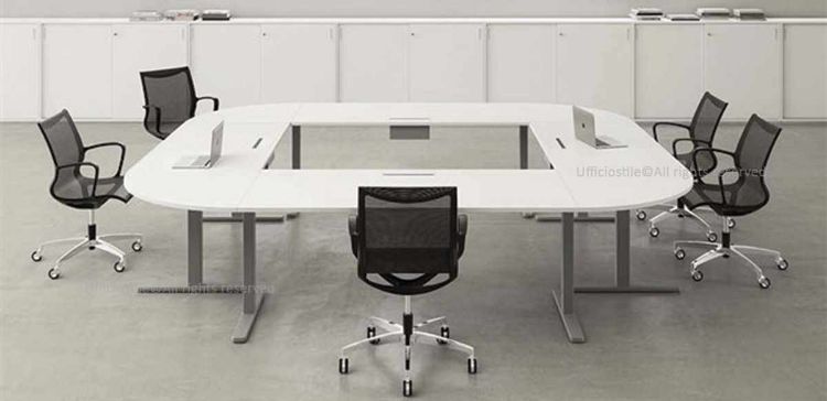 Composizione di arredamento operativo da 300 x 300 cm composta da quattro scrivanie da 140 cm con piani in conglomerato ligneo rivestiti in melaminico, bordi perimetrali in ABS, schermi frontali in tessuto, gambe metalliche con fusto in tubolare d’acciaio, top access per la gestione della cavetteria e piani curvi di collegamento.