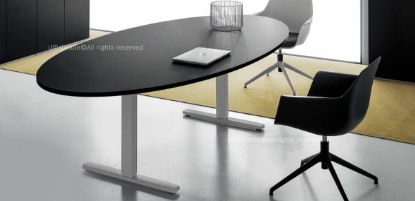 Tavolo riunioni ovale da 250 x 125 cm con piano in MDF spessore 25 mm rivestito in melaminico nero opaco, bordi perimetrali in ABS da 2 mm e gamba metallica centrale con fusto in tubolare d’acciaio, base e piastra superiore in lamiera stampata, giunto e tappi in ABS cromato.