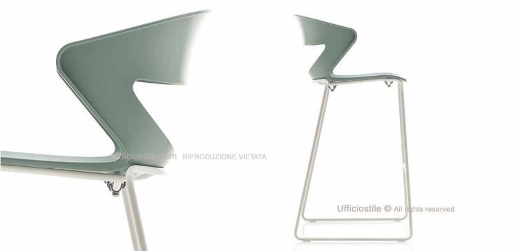 Sgabello fisso Made in Italy con monoscocca in polipropilene stampato a iniezione anti-UV, spessore 7 mm, e struttura a slitta in acciaio verniciato disponibile in finitura alluminio o bianco.