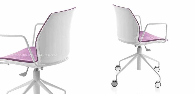 Sedia girevole design per ufficio, sale riunioni e spazi contract, con struttura in polipropilene, alzata a gas, sedile e schienale rivestiti in tessuto Trevira CS, base conica a quattro piedi in acciaio verniciato bianco e ruote.