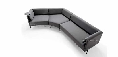 Divano ufficio Klit componibile da 308 cm, con schienale liscio e configurazione modulare adatta a sale attesa, aree lounge e spazi d’incontro. Rivestito in tessuto Xtreme FR® con certificazione Classe 1 del rivestimento, è pensato per ambienti professionali e contract.