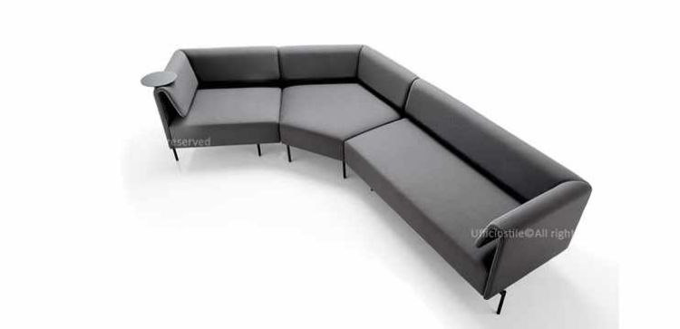 Divano ufficio Klit componibile da 308 cm, con schienale liscio e configurazione modulare adatta a sale attesa, aree lounge e spazi d’incontro. Rivestito in tessuto Xtreme FR® con certificazione Classe 1 del rivestimento, è pensato per ambienti professionali e contract.