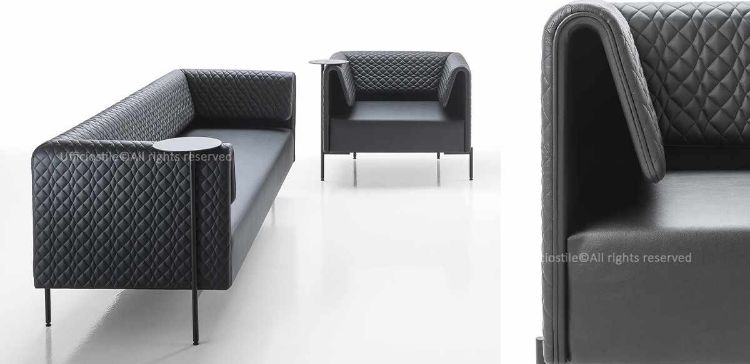 Composizione Klit per ufficio, reception e aree attesa, composta da divano tre posti e poltrona coordinata con schienale trapuntato, struttura portante in acciaio verniciato alluminio satinato e tavolini rotanti integrati. Rivestimento tecnico in P.V.C. e cotone con certificazione di reazione al fuoco del rivestimento.
