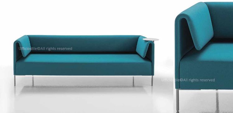 Divano attesa ufficio a 3 posti per reception, lounge e zone conversazione, con struttura portante in acciaio verniciato colore alluminio satinato, schienale liscio, tavolino rotante integrato e rivestimento in tessuto Xtreme FR® con certificazione del rivestimento.