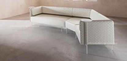 Divano attesa ufficio modulare da 308 cm con schienale trapuntato, composto da moduli configurabili in soluzioni lineari o angolari, completo di due tavolini rotanti integrati e rivestimento tecnico in P.V.C. plastificato e cotone con certificazione di reazione al fuoco del rivestimento.