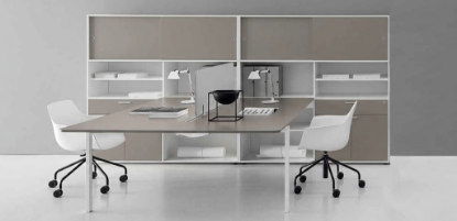 Bench operativo a 2 posti con piani in conglomerato ligneo spessore 18 mm rivestiti in melaminico, bordi perimetrali in ABS da 2 mm, piani terminali e mobile contenitore alto 164,5 cm con scocca in melaminico, piedini livellatori, canalizzazione verticale in lamiera, foro per passaggio cavi e ante scorrevoli in melaminico nero opaco.