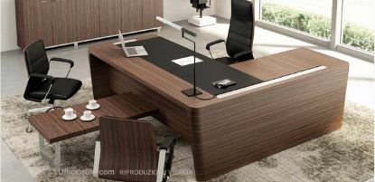 Scrivania direzionale in legno con piano in MDF impiallacciato, inserto rivestito in cuoio rigenerato, gambe in tamburato impiallacciato con vaschette e vassoi ispezionabili per raccolta cavi, allungo di servizio portante con cassettiera e tavolino caffè coordinato con piano in legno impiallacciato.