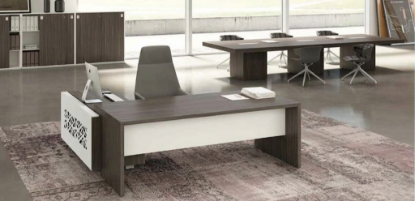 Scrivania direzionale moderna con box design, cassettiera e libreria, realizzata in conglomerato ligneo spessore 38 mm rivestito in melaminico bordato in ABS antiurto, disponibile nelle finiture noce canaletto, wengè e olmo, completa di allungo di servizio, box portante multiuso su piedini in metallo con schiena metallica design e sistema di cablaggio, cassettiera agganciata sotto il piano e libreria bassa modulare a 6 ante con struttura bianca e ante in tinta.