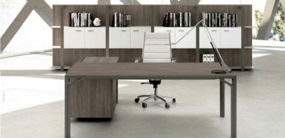 Arredo ufficio direzionale con scrivania da 180 x 100 cm in melaminico antigraffio antiriflesso, struttura in profilato di acciaio, mobile di servizio portante con cassetto cancelleria, vano a giorno, anta scorrevole e top access, e due librerie boiserie con pannelli in conglomerato ligneo, ripiani in vetro temperato satinato retroverniciato bianco, montanti in alluminio estruso verniciato, ante e fianchi di chiusura.