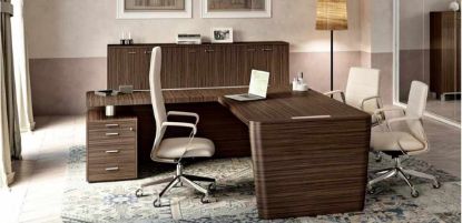 Arredo ufficio direzionale in legno impiallacciato con scrivania in MDF, gambe in tamburato di legno impiallacciate con vaschette e vassoi ispezionabili per raccolta cavi, allungo di servizio portante con cassettiera e libreria media a 6 ante con struttura in melaminico, ante, top e fianchi impiallacciati in legno spessore 18 mm.