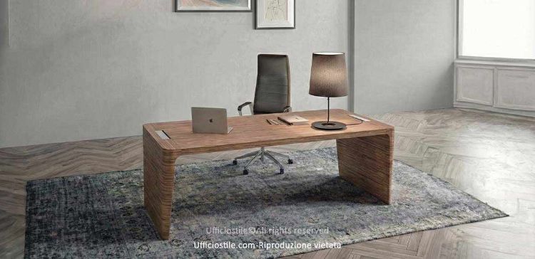 Scrivania direzionale in legno impiallacciato da 210 x 100 cm con piano in conglomerato ligneo MDF impiallacciato spessore 0,6 mm, gambe in tamburato di legno impiallacciate, vaschette e vassoi ispezionabili per raccolta cavi e coperchi in estruso di alluminio spazzolato e brillantato.