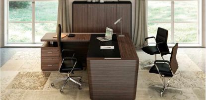 Scrivania direzionale in legno con piano in MDF impiallacciato, inserto rivestito in cuoio rigenerato, gambe in tamburato impiallacciato con vaschette e vassoi ispezionabili per raccolta cavi, allungo di servizio portante con cassettiera e libreria media a 4 ante con struttura in melaminico, ante impiallacciate in legno e top e fianchi di finitura spessore 18 mm.