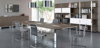 Tavolo riunioni moderno Linea 607 da 420 x 140 cm con piani in conglomerato ligneo rivestiti in melaminico opaco antiriflesso e antigraffio, top access per salita cavi con coperchio in estruso di alluminio, gambe in profilato di acciaio cromato e finiture disponibili bianco, wengé e noce canaletto.